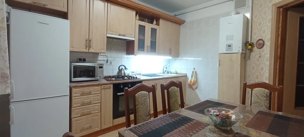 Уютный просторный дом с камином электрическим