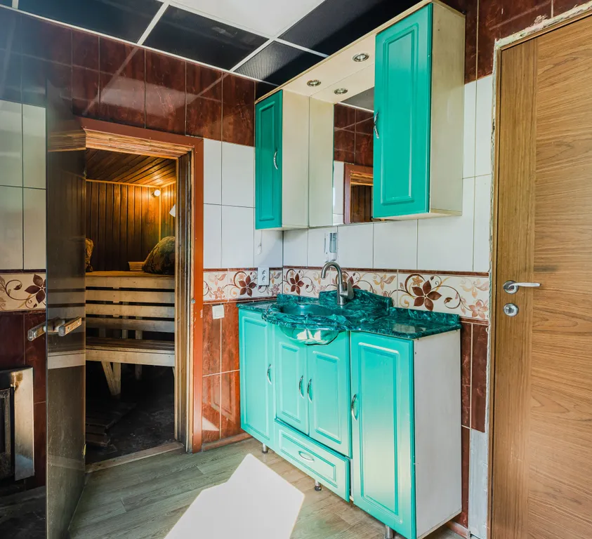 Коттедж с бассейном, баней и 5 спальнями