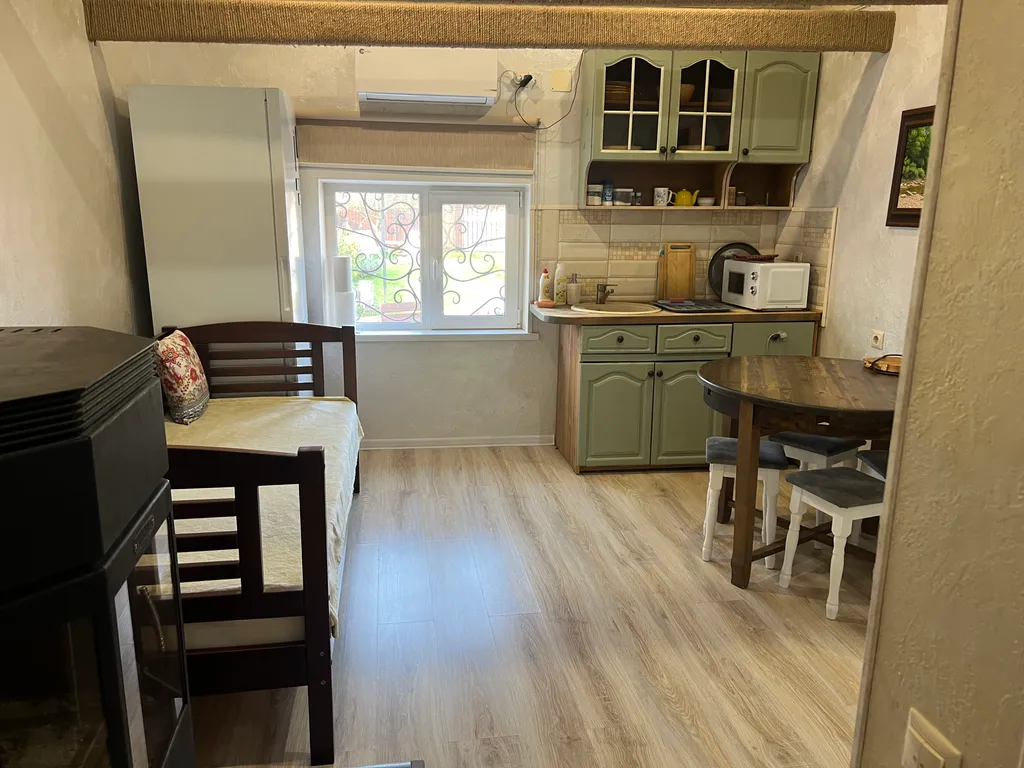 Душевный домик на берегу реки