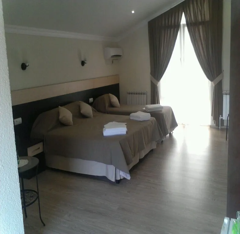 Уютная комната с видом на море