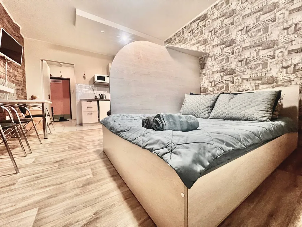 Квартира Студия центр уютная светлая, ТЦ Вояж, парковка, кафе, аквапарк, источник — Тюмень