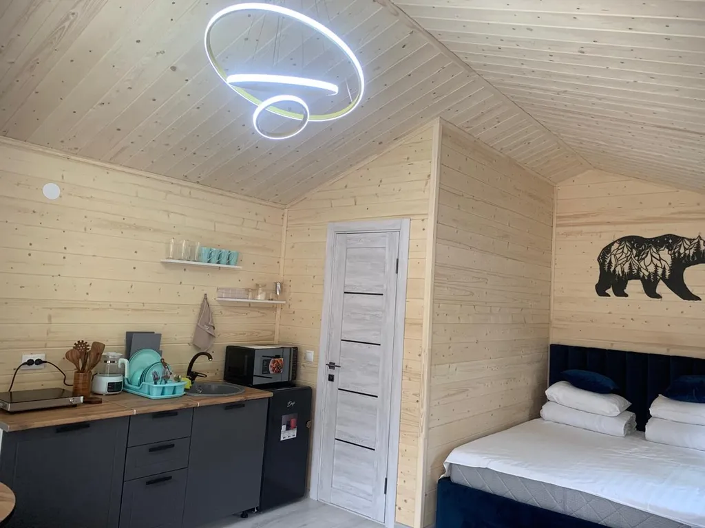 Домик у реки возле канатной дороги