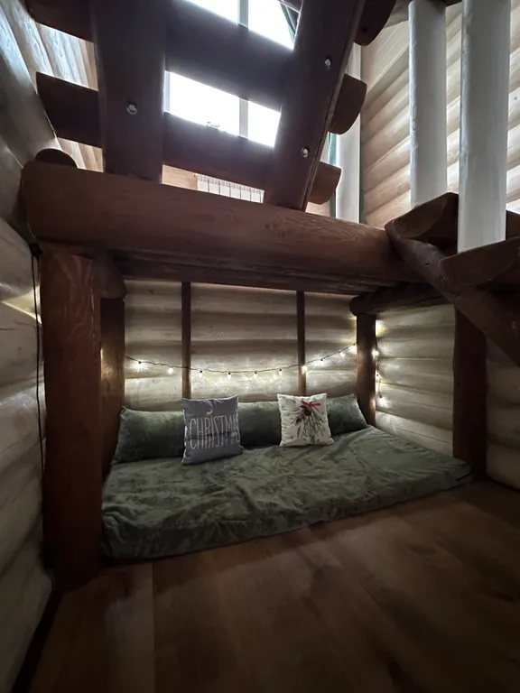 Уютный дом в деревне у реки