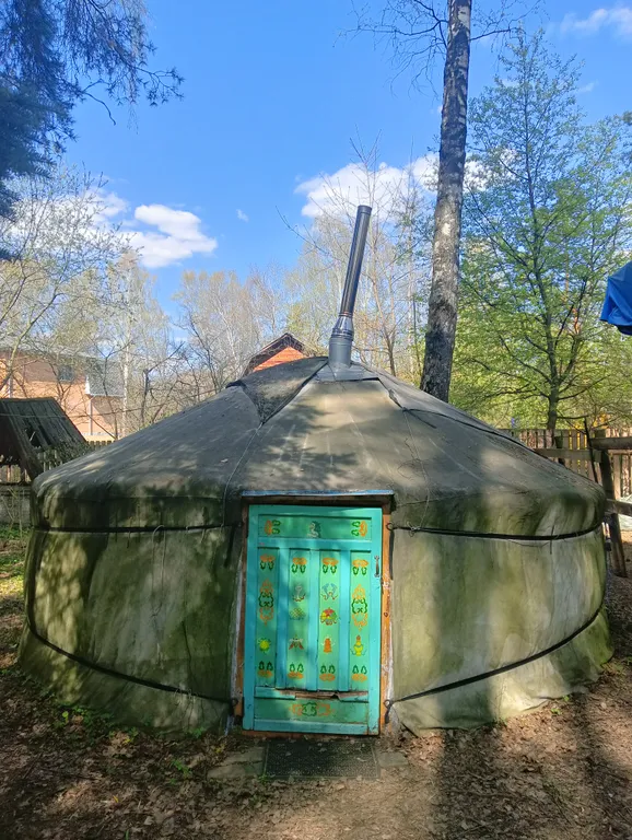 Юрта среди сосен и воздуха