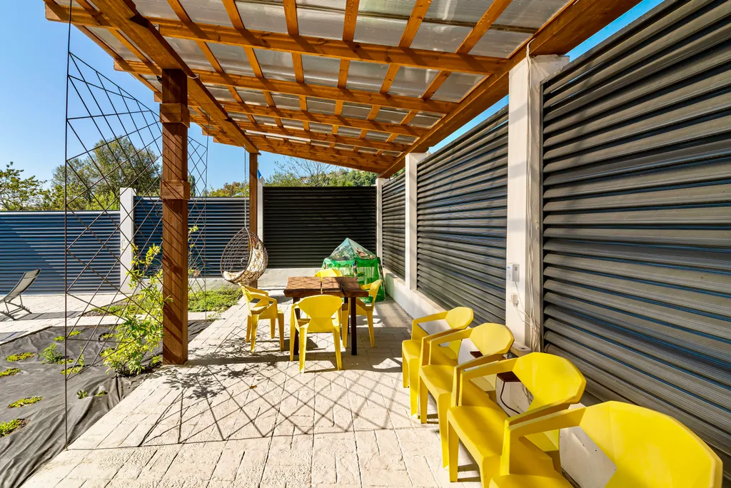 Стильный дом с теплым бассейном и сауной