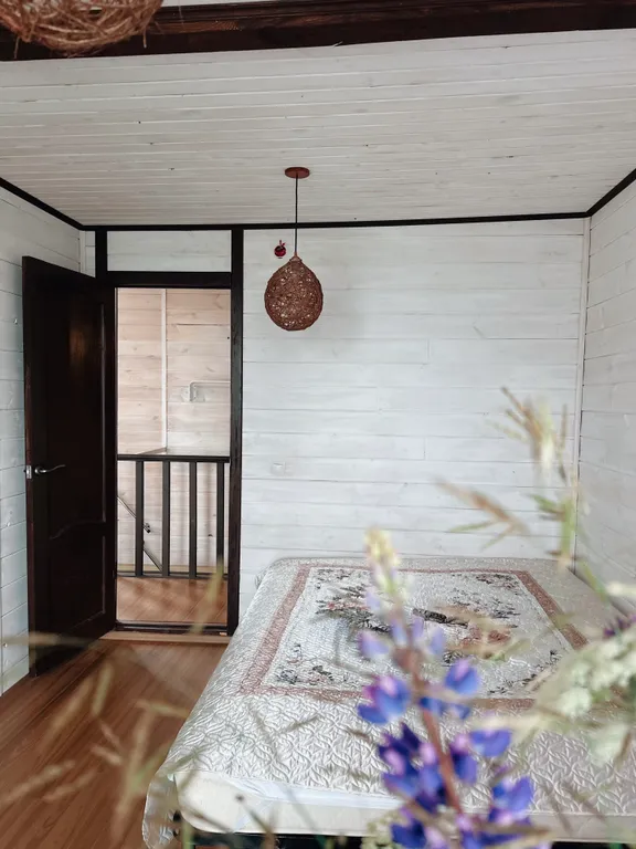 Двухэтажный дом на берегу реки Волга