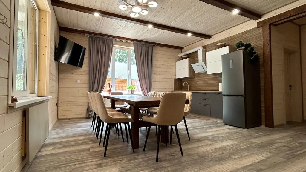 Средний дом в лесу, с видом на горы