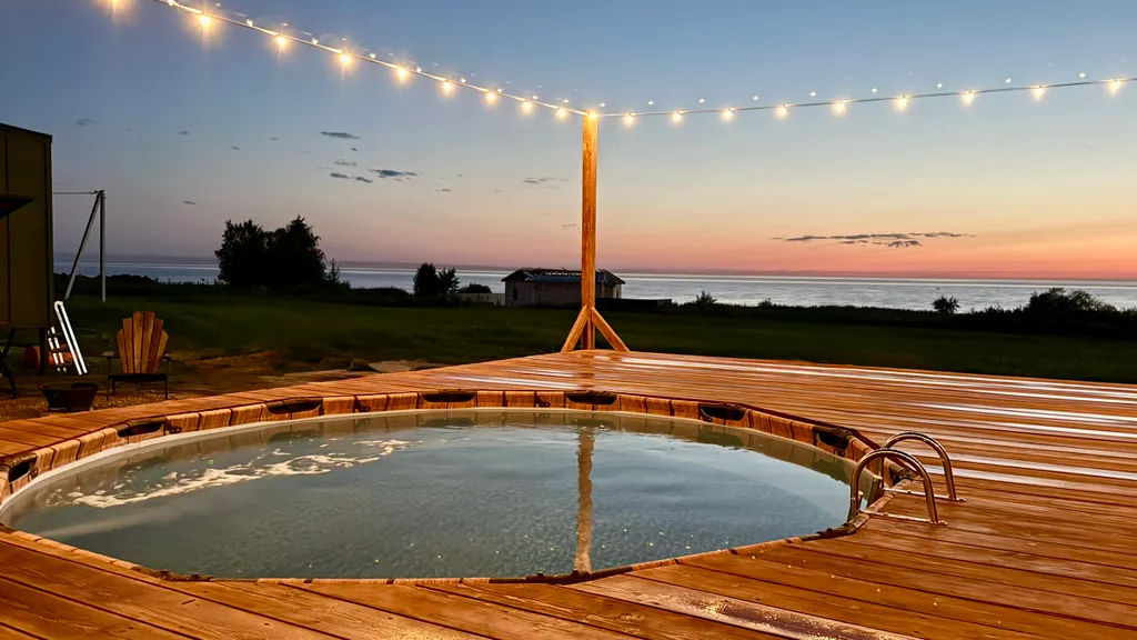 Lodge with pool (дом на берегу рыбинского водохранилища)