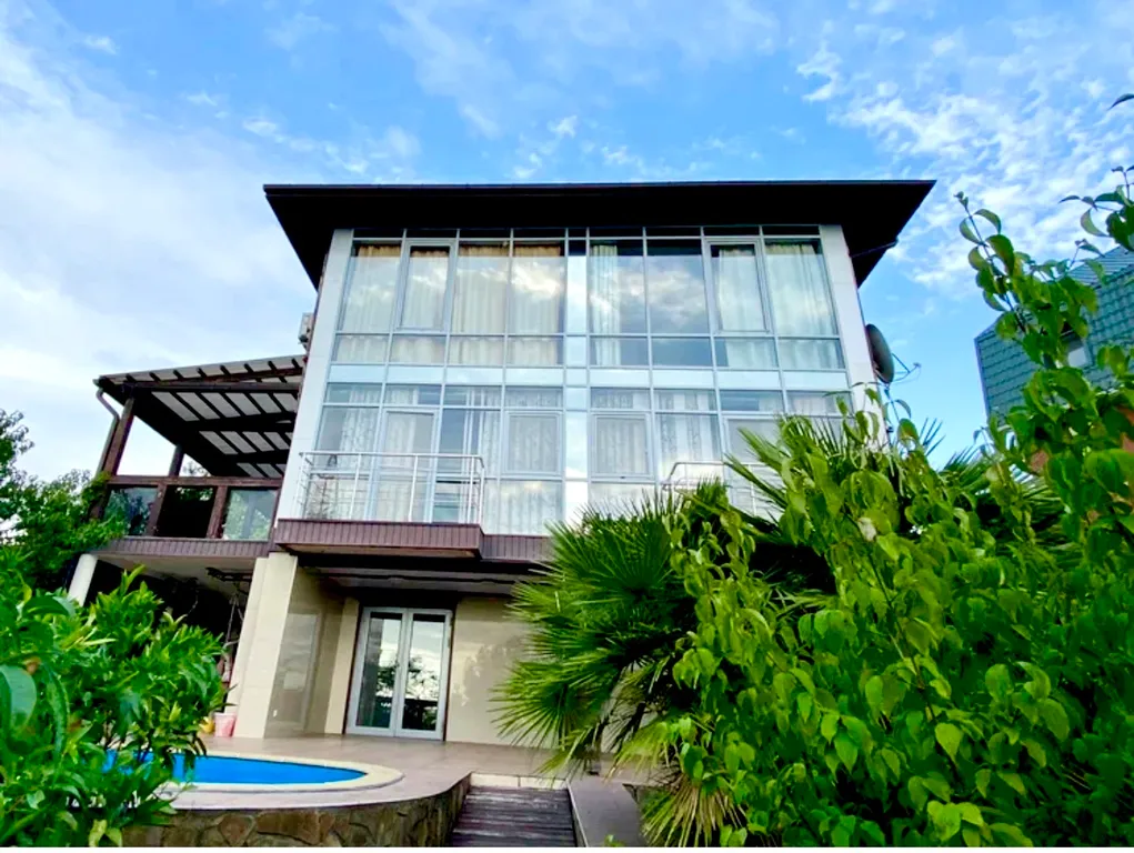 Дом с бассейном