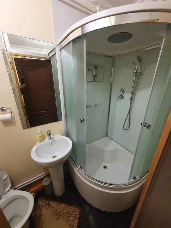 Комфортная студия с двуспальной кроватью и кухней на первом этаже