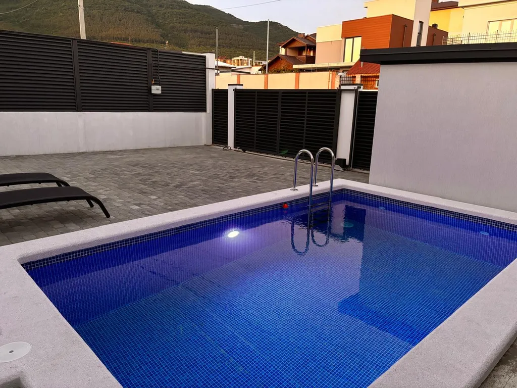 Дом с бассейном с видом на горы