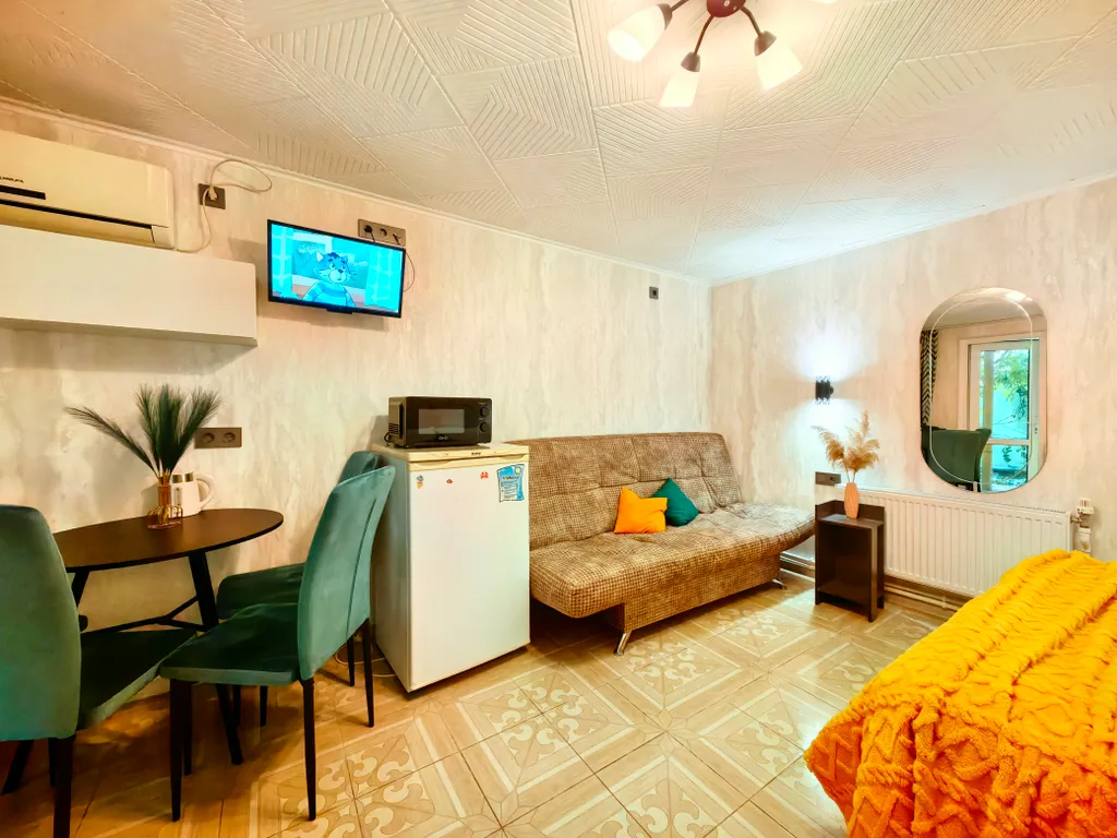 Уютная студия с индивидуальной терраской увитой виноградной беседочкой