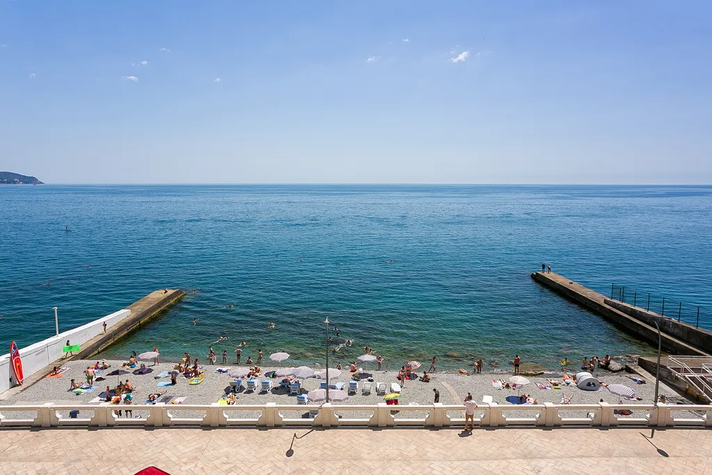 Уютная студия с видом на море, горы и город. Первая линия