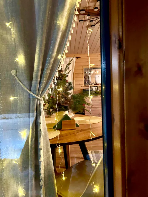 Уютный домик Karhumökki в окружении соснового леса и озер, у Игоры