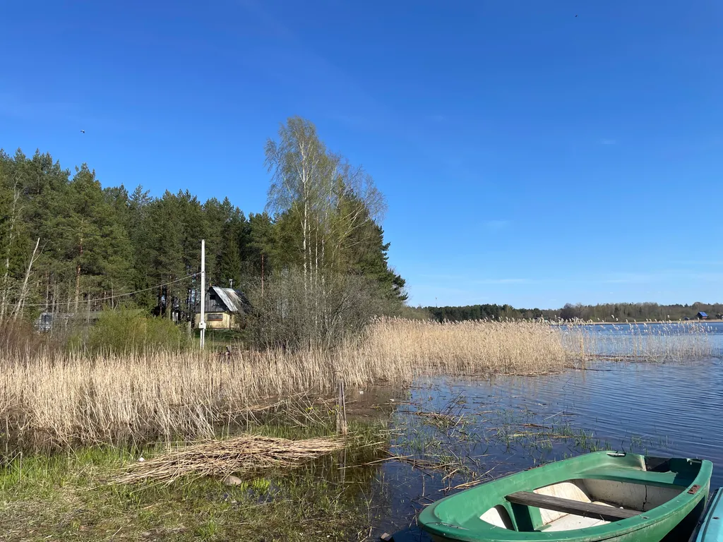 Домик на первой береговой линии озера Селигер