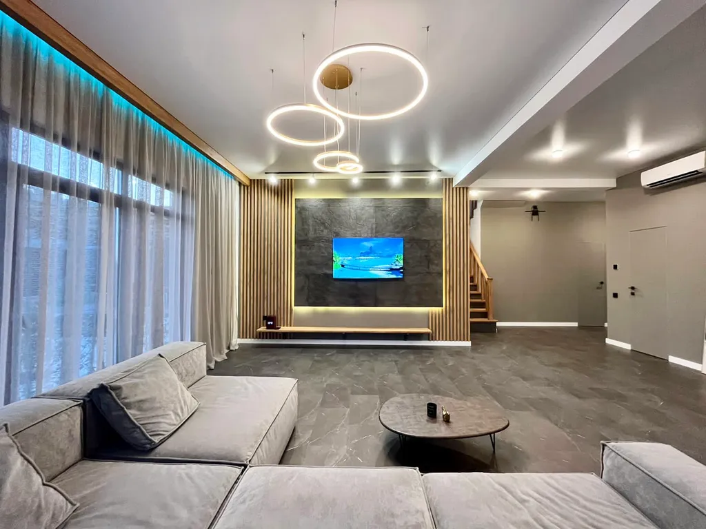 Стильный дом с теплым бассейном и сауной