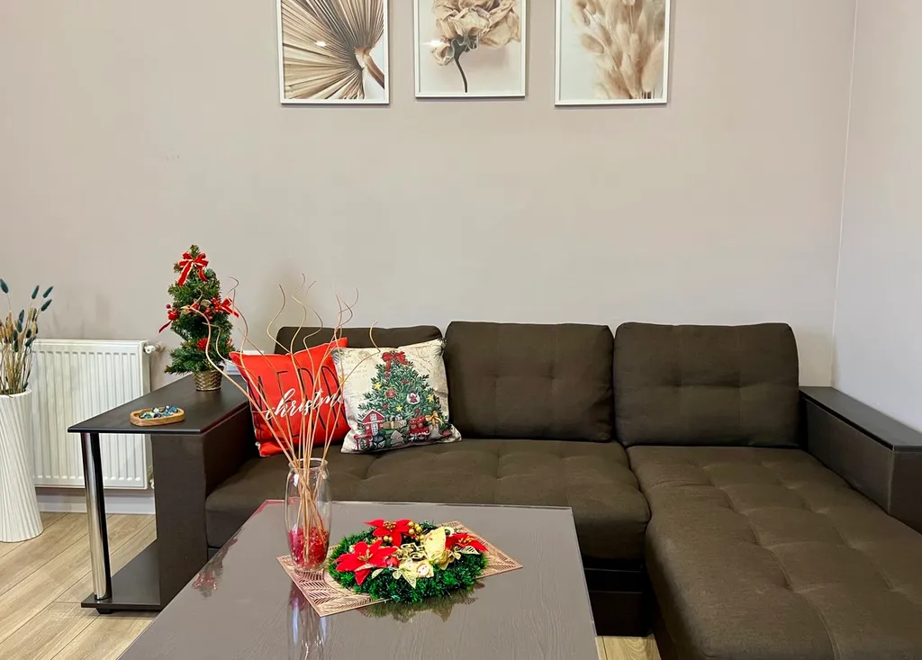 Домик коралл с бассейном в центре