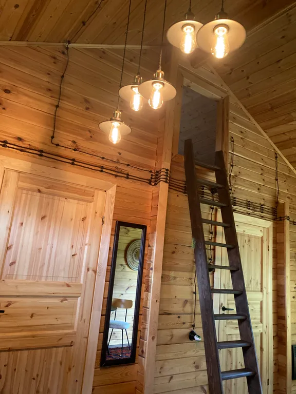 Домик с печью/камином в окружении природы