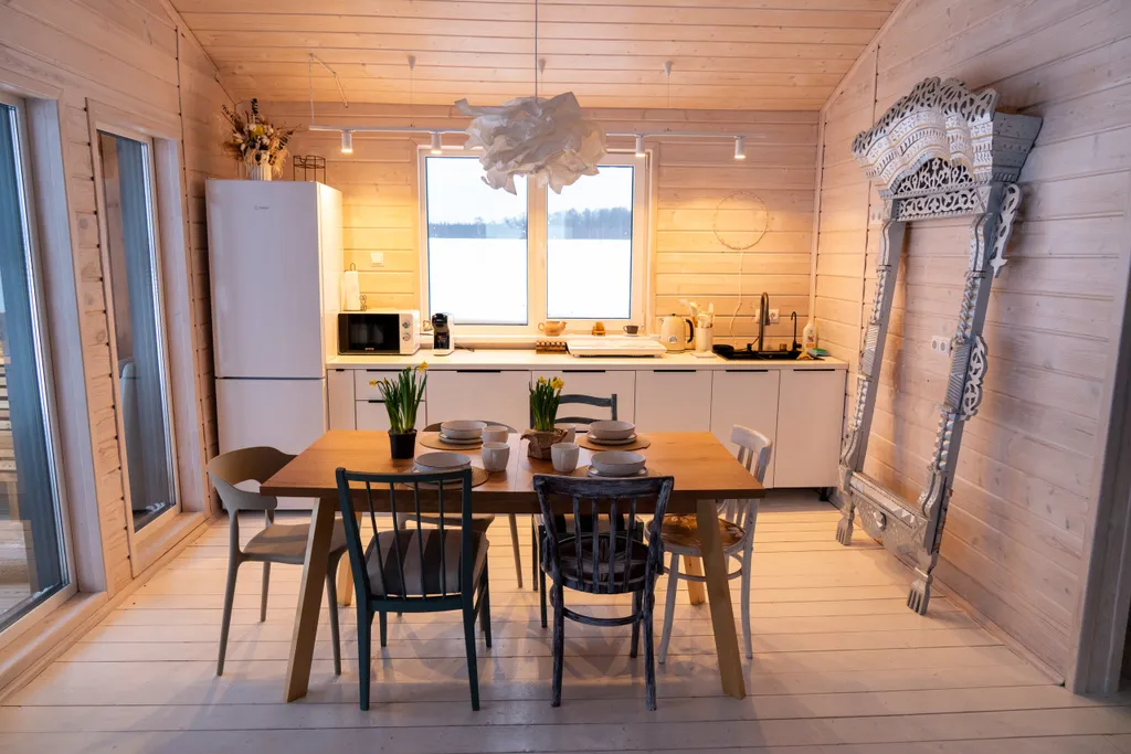 Панорамный дом у поля и леса