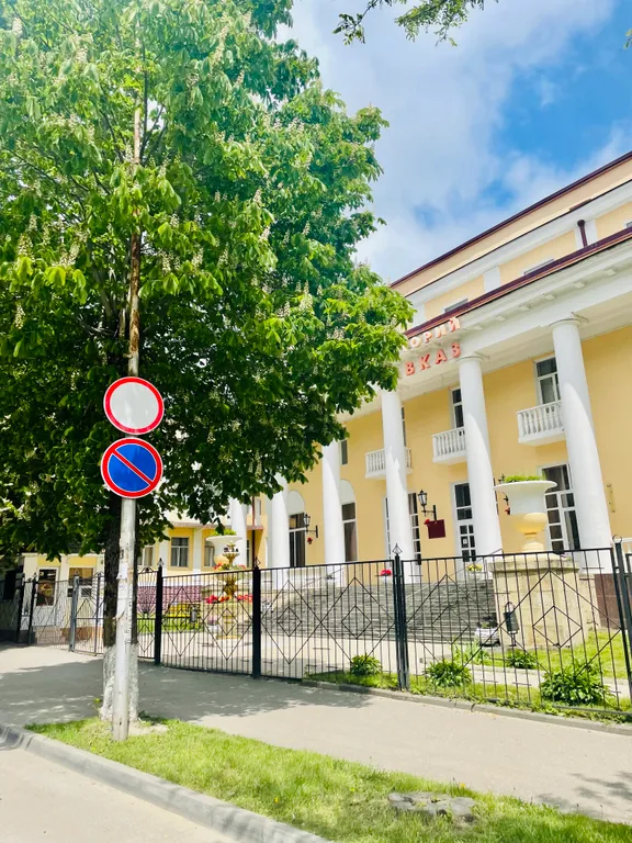 Уютная комната около курортного парка