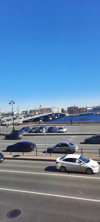 Комната с видом на Благовещенский мост)