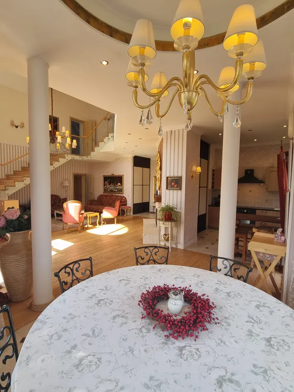 Вилла художника у моря с бассейном