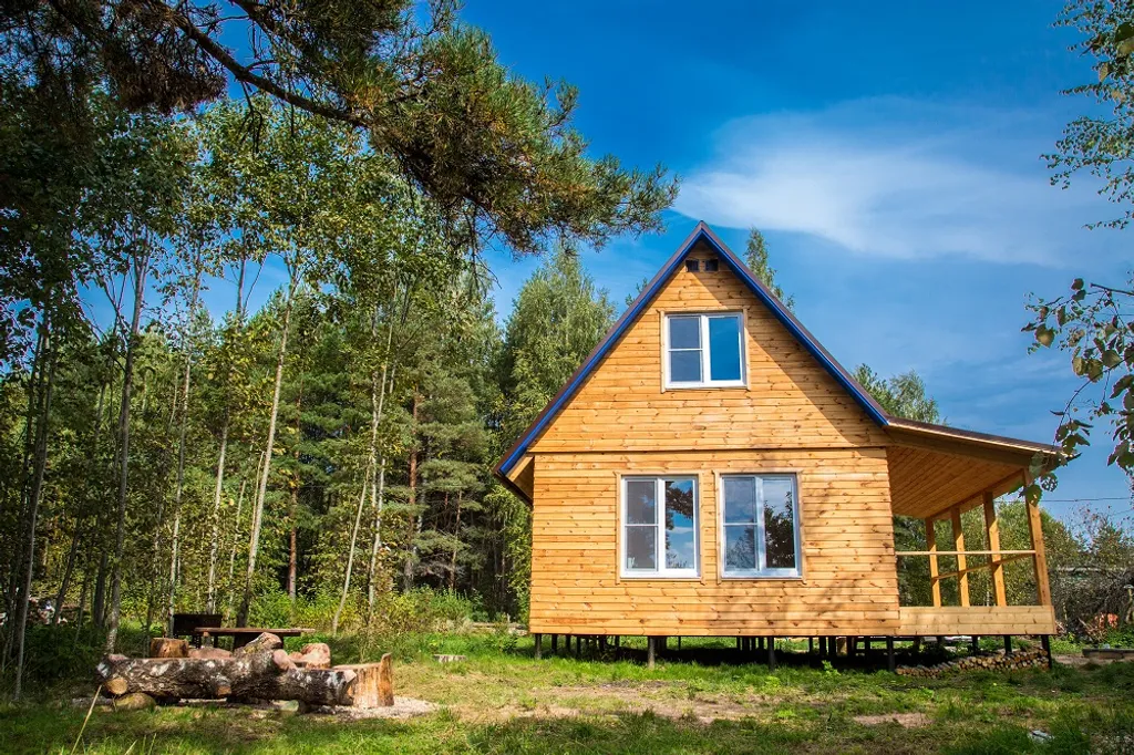 Уютный и тёплый домик на берегу реки