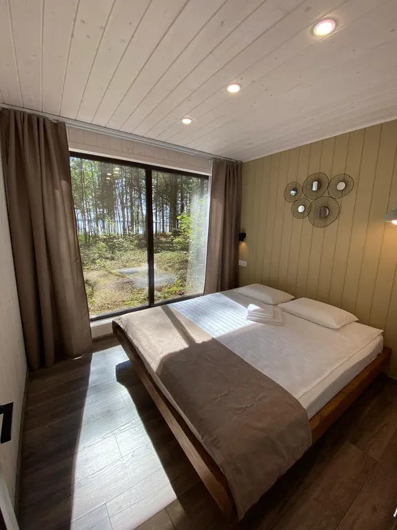 Панорамный домик в сосновом лесу на берегу Горьковского моря