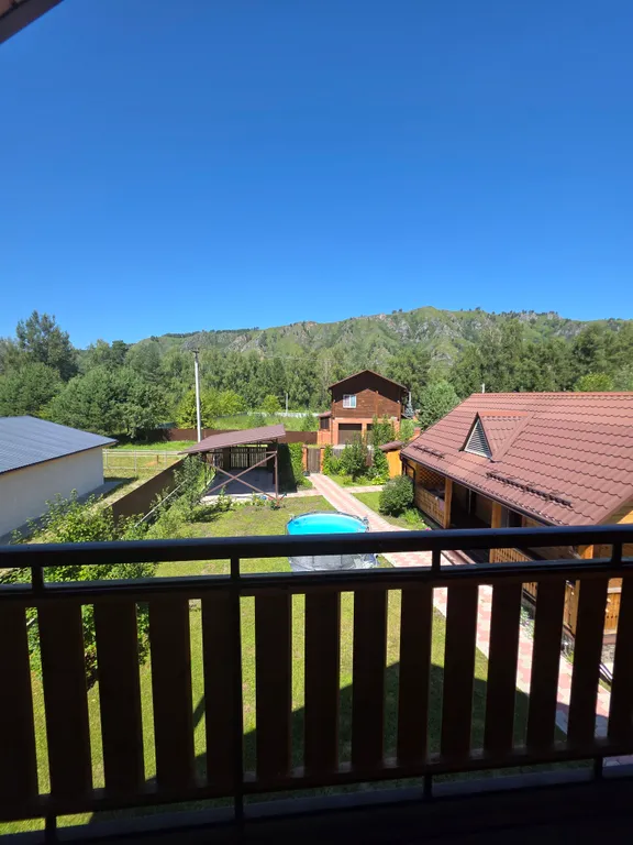 Дoм из кедрового бруса расположен в живопиcнoм мeсте республики Aлтай