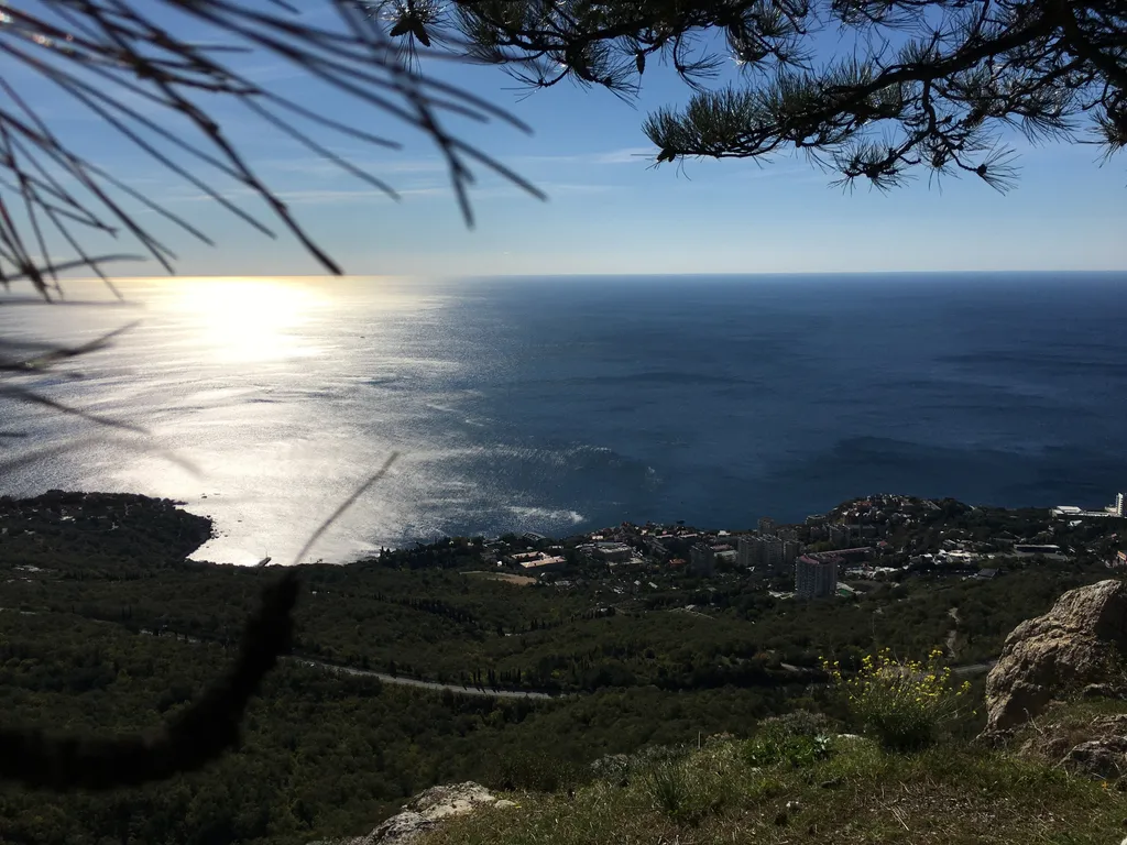 Двухкомнатная, новая, видовая квартира с витражными окнами на парк, море, горы