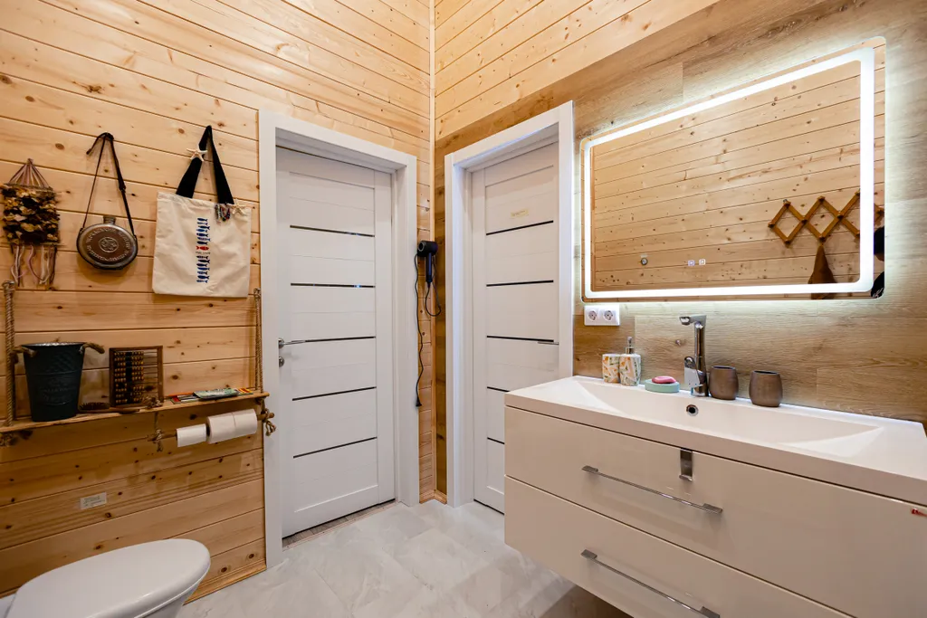 Дом на реке и краю соснового леса