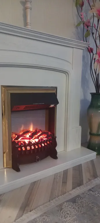 Кондиционер и камин.