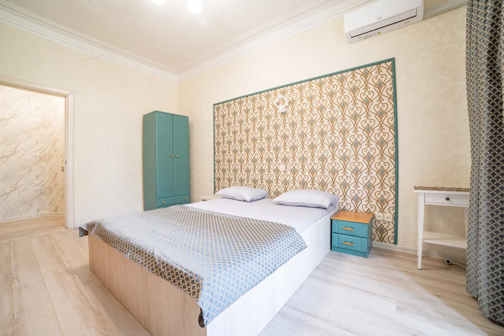 Сталинка в центре, в пешей доступности парк и вокзал, кондиционер, wi-fi