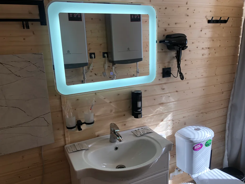 Уютный дом в лесу с видом на горы