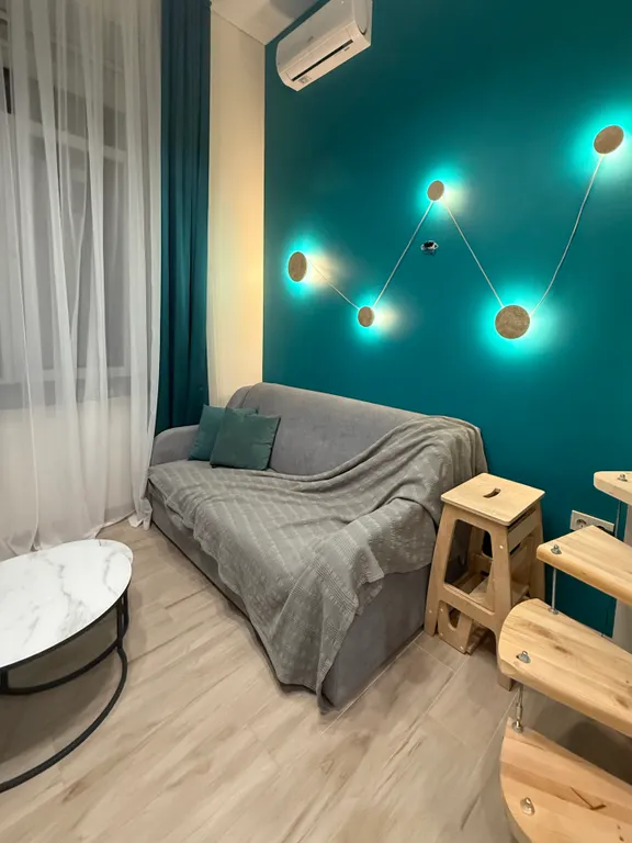 Квартира-студия с кипарисами за окном