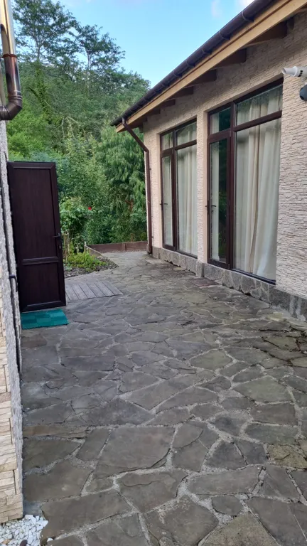 Дом недалеко от моря в лоне гор