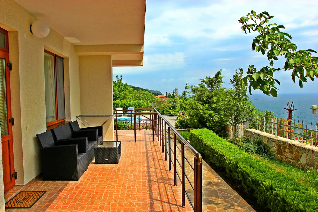 Дом с бассейном