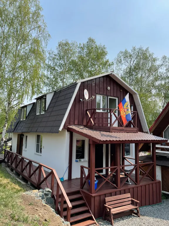 Дом с баней и детской площадкой, рядом лес и горы