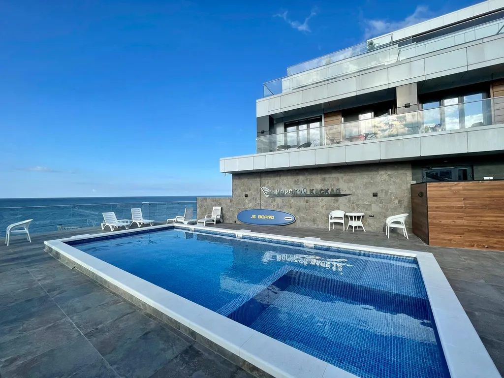 Романтичная студия в стиле лофт с прямым видом на море