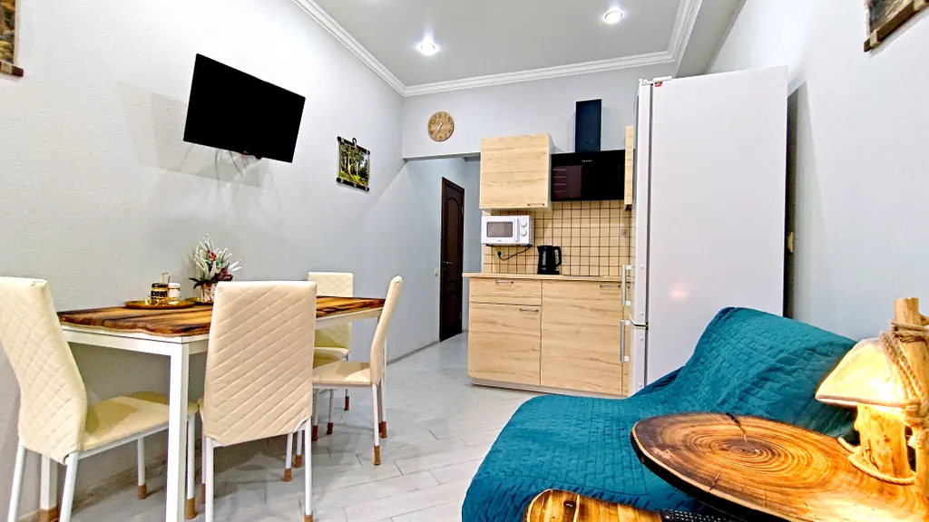 Идеально расположенный комфортный апартамент со спальней. Большие окна