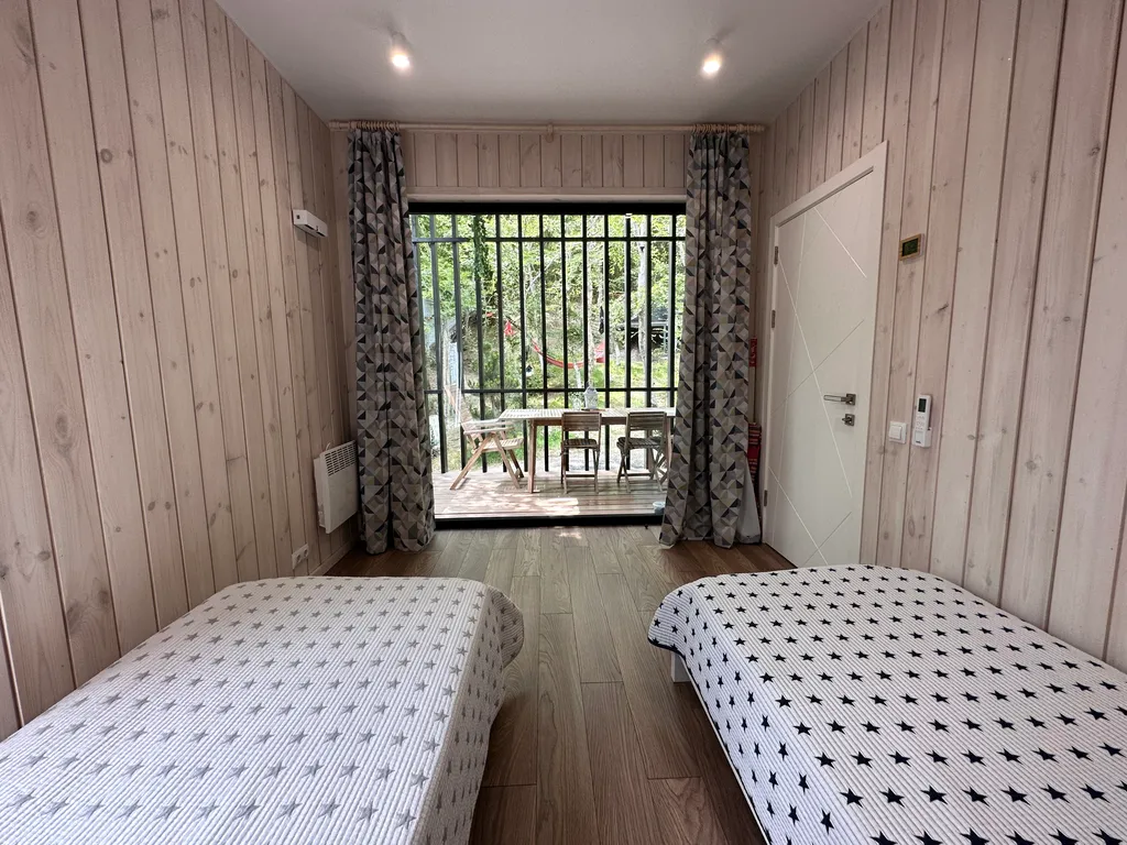 Коттедж Апартаменты рядом с морем ,с видом на горы у скалы парус — Прасковеевка