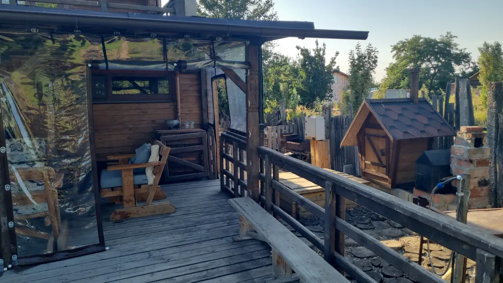 Уютный дом на берегу реки