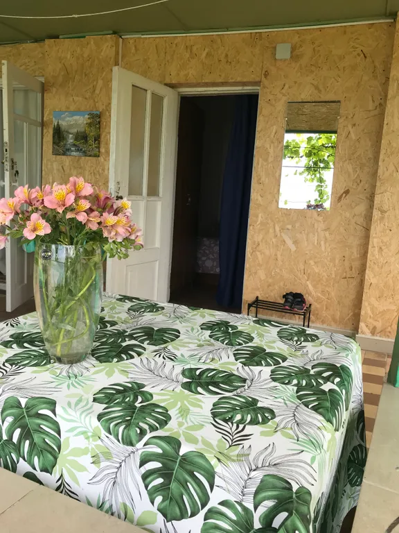 Уютная комната в центре города с видом на море