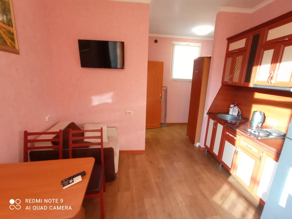 Комфортная квартира-студия с балкончиком в центре Алупки у дворца