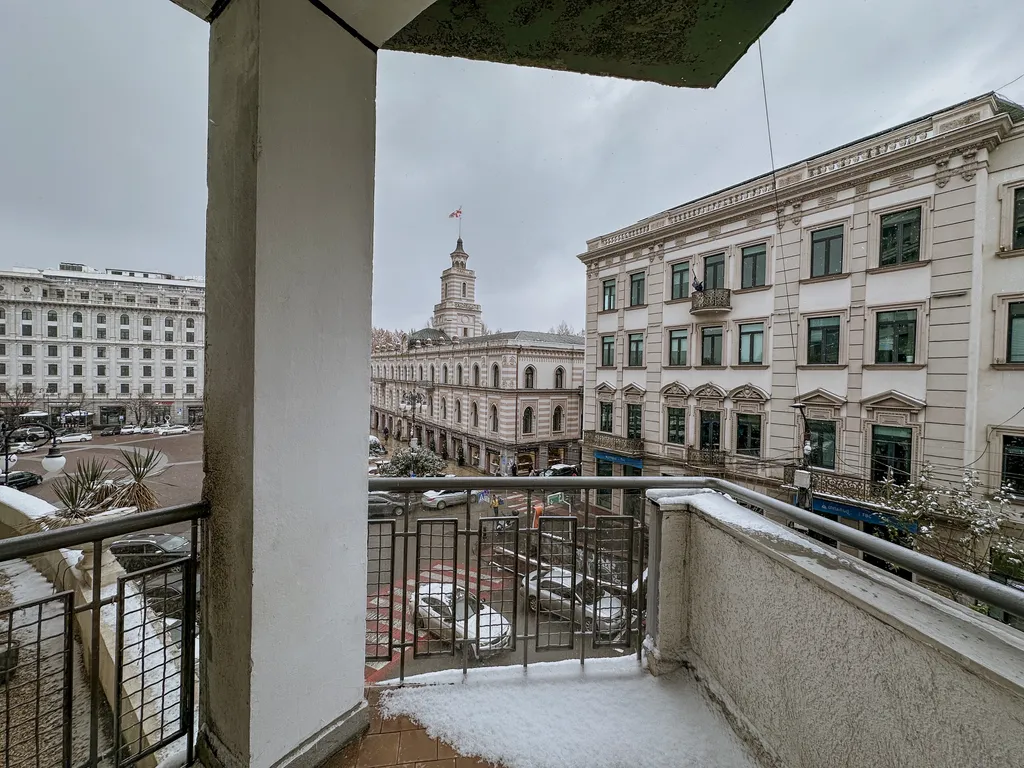 Лафамилия Тбилиси на площади Свободы