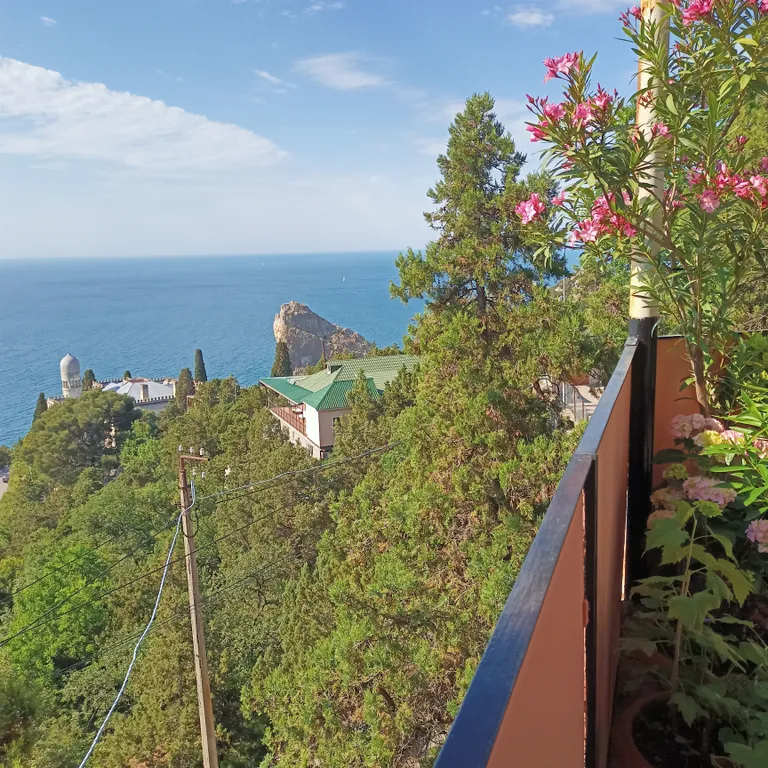 Уютный домик с видом на море и горы