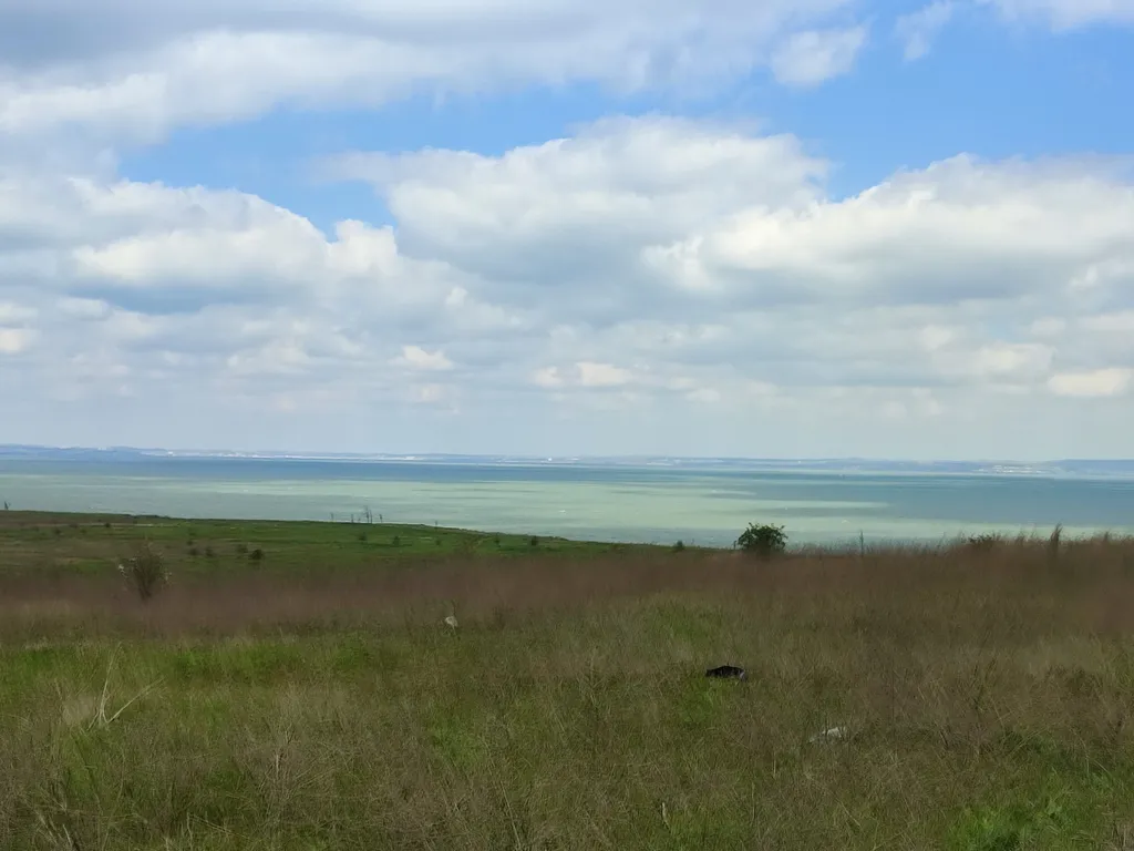 Уютная комната с видом на море