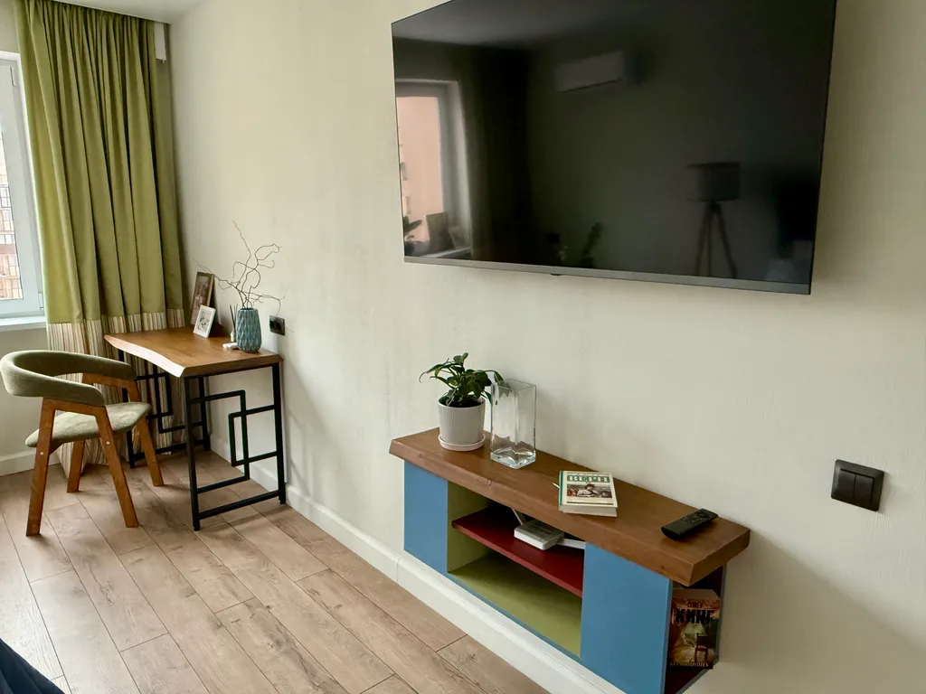 Розовая лошадка у себя дома