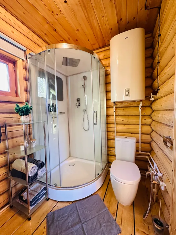 Усадьба Сова на берегу реки в горах Алтая