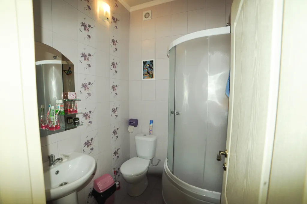 Отдельно стоящий коттедж из двух комнат, кухни и террасы